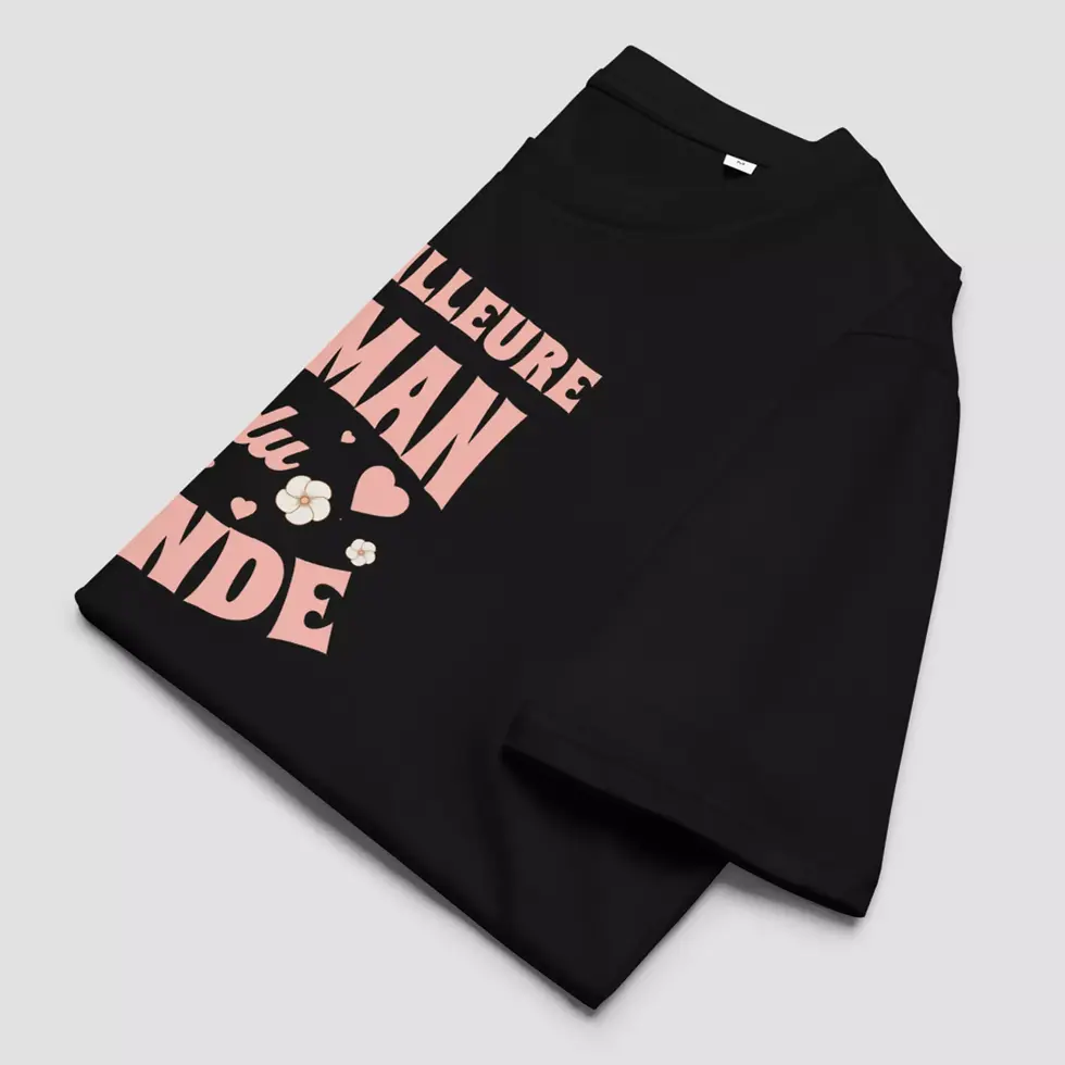 Miniature : T-shirt fête des mères noir. Un haut unisexe plié pour voir la qualité du tissu en coton bio certifié et doux.