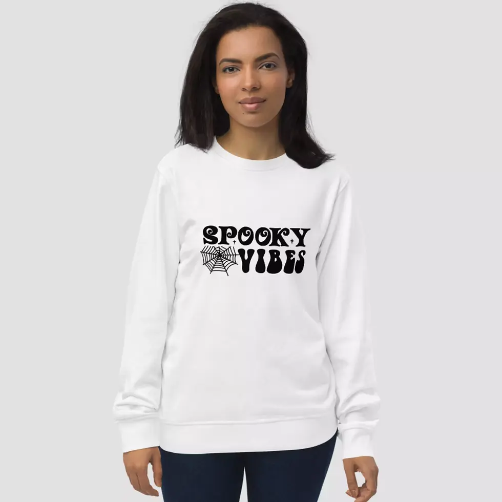 Sweat spooky vibes halloween blanc. Haut unisexe enfilé par une femme. Design imprimé sur un coton bio & polyester recyclé.
