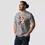 Miniature : T-shirt chat sphynx rose. Le vêtement unisexe est porté par un homme. Le design est réalisé sur un coton bio ultra-doux.