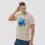 Miniature : T-shirt tortue marine unisexe. Un haut de couleur sable porté par un homme. Un dessin imprimé sur un coton bio respirant.
