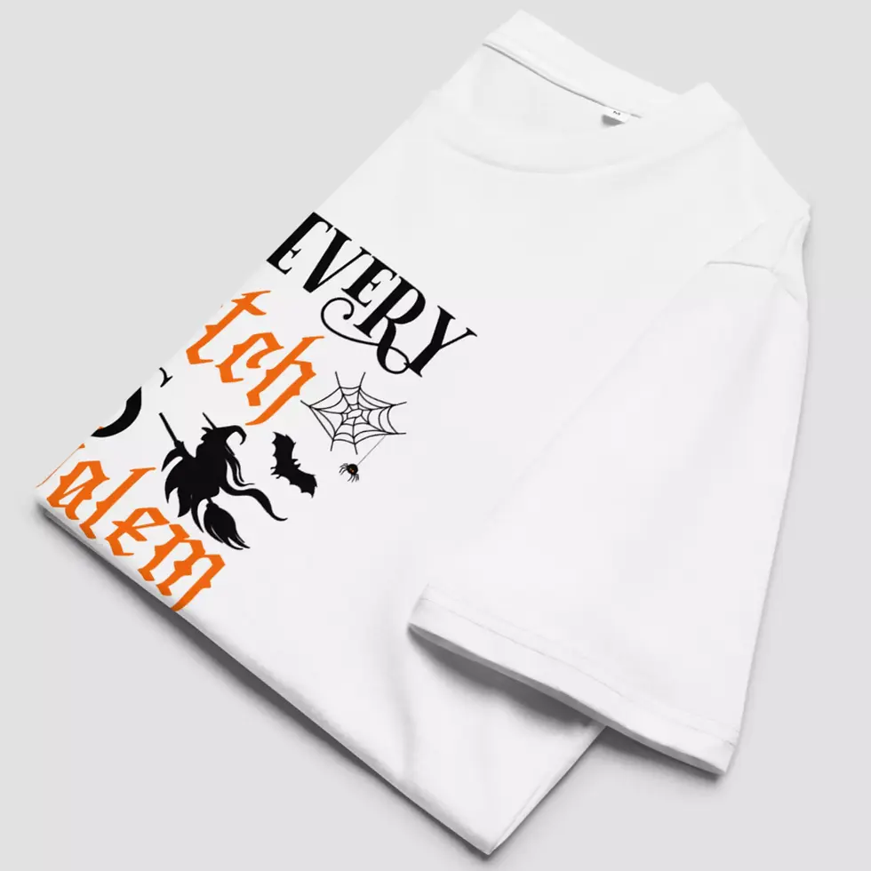 Miniature : T-shirt sorcière salem Halloween unisexe. Modèle couleur blanc, plié pour voir la qualité du tissu fait en coton 100 % bio.