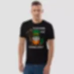 T-shirt crâne barbu St-Patrick noir en coton bio. Haut unisexe mis en valeur par un mannequin homme. Osez un style atypique.