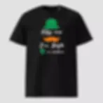 T-shirt moustache rousse St-Patrick noir. Haut unisexe en coton bio non porté. Design original indispensable pour le 17 mars.