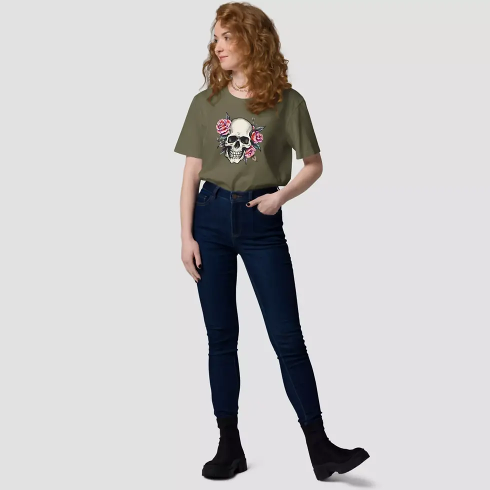 Miniature : T-shirt crâne roses Halloween couleur kaki. Modèle unisexe enfilé par une femme mannequin. Design imprimé sur un coton bio.
