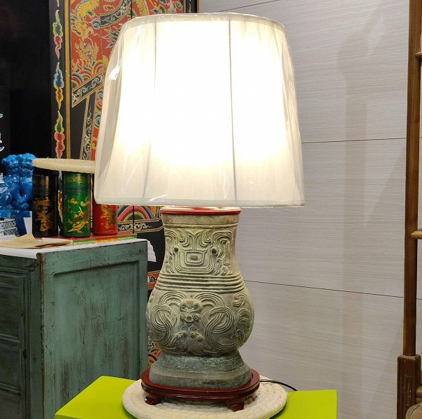Thumbnail: Oval Archaistic Twin Dragon Lamp