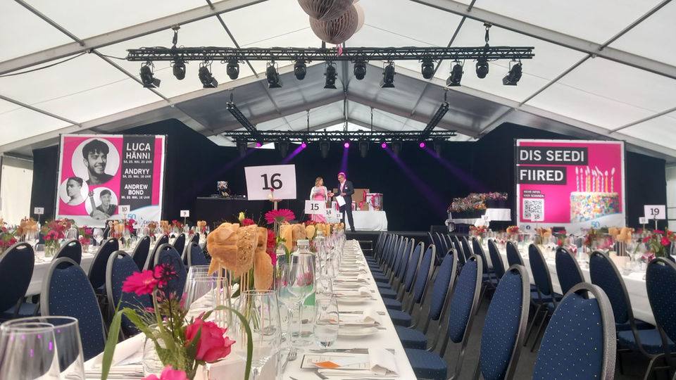 Festzelt, gedeckter Tisch, Bühne, Jubiläum