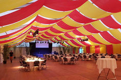 zelt-mit-tischen-und-stuehlen-mit-nlick-auf-die-buehne-an-der-eventlocation-neubuehl