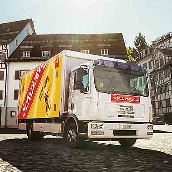 lastwagen-auf-platz-von-brauerei-schuetzengarten