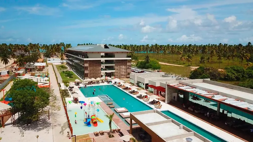 Vista aérea do Ipioca Beach Resort em Maceió: piscina principal, área infantil com toboágua e coqueirais próximos ao mar.
