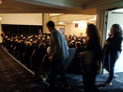 La salle se remplit © Théo D