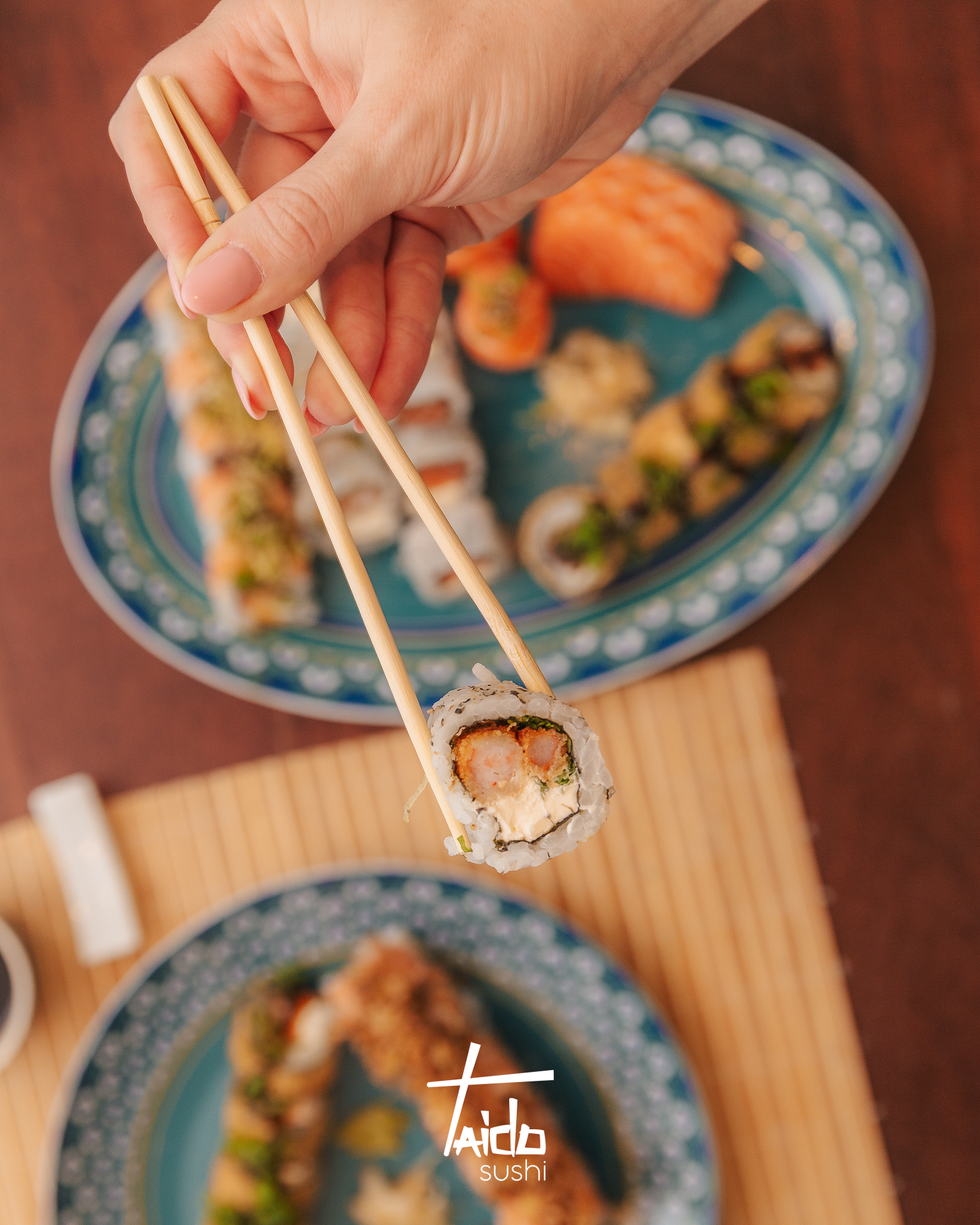 Sushi servido com hashis, fotografia para Taido Sushi