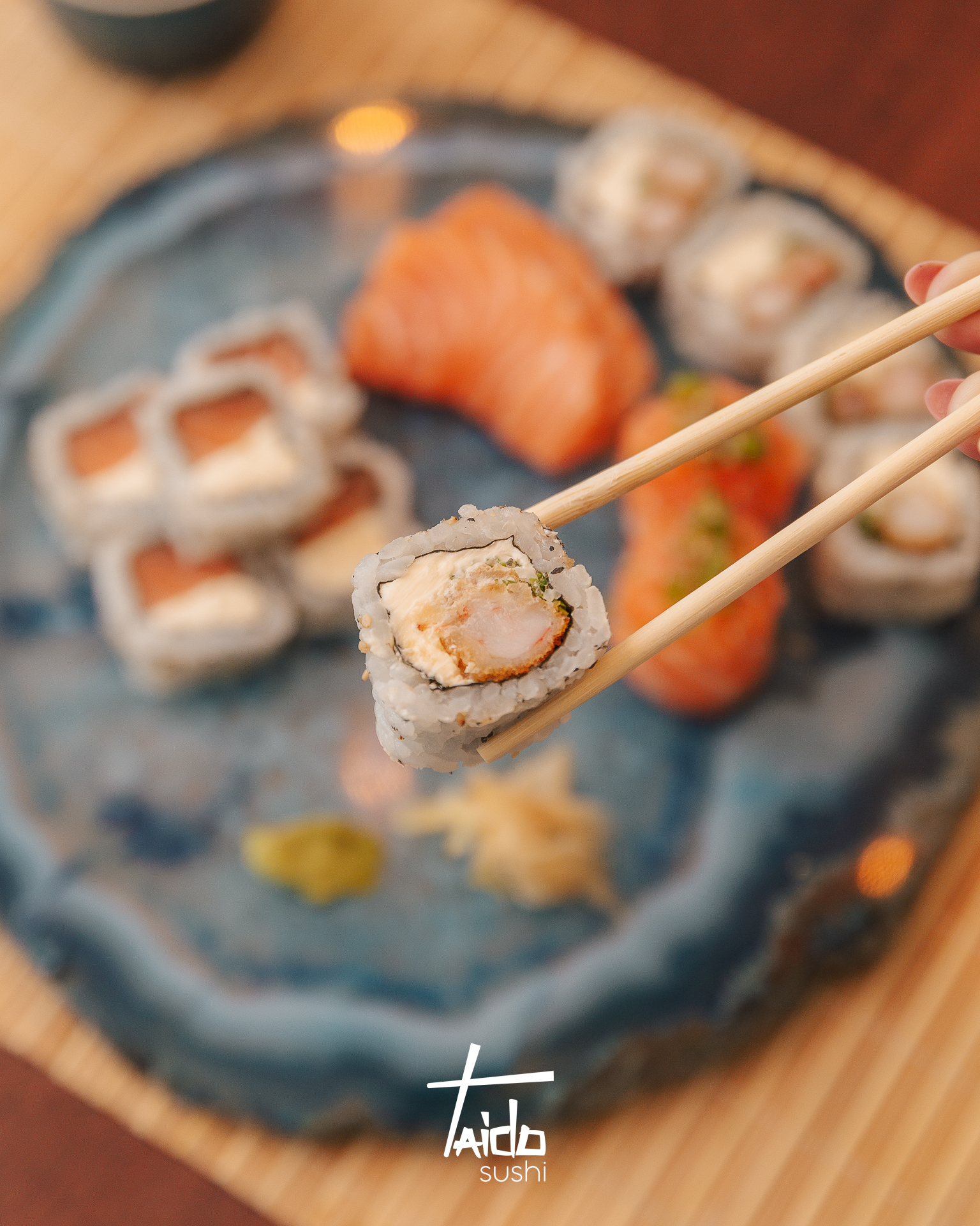 Sushi em primeiro plano com hashis