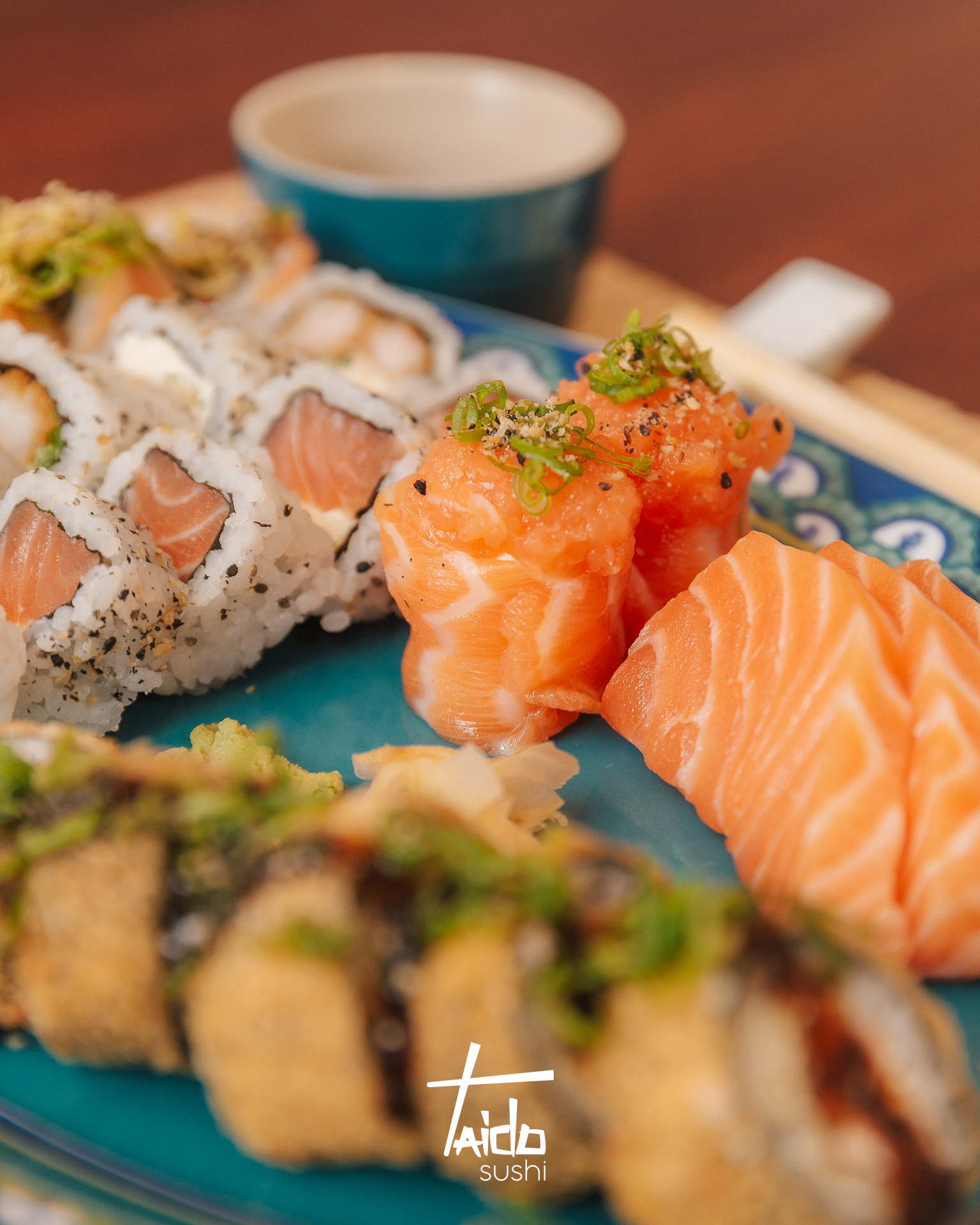 Salmão e variedade de sushi em close