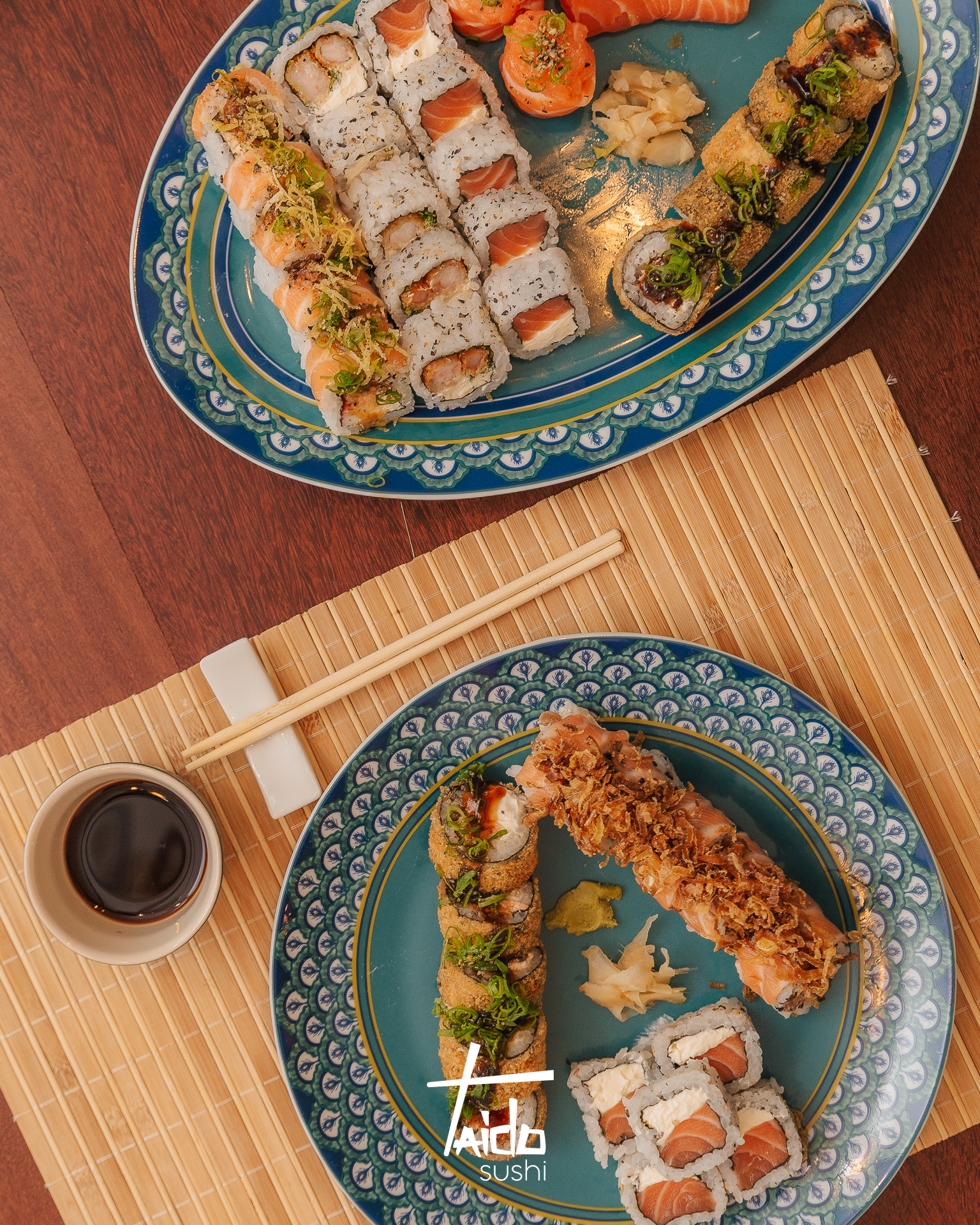 Composição de pratos de sushi sobre a mesa