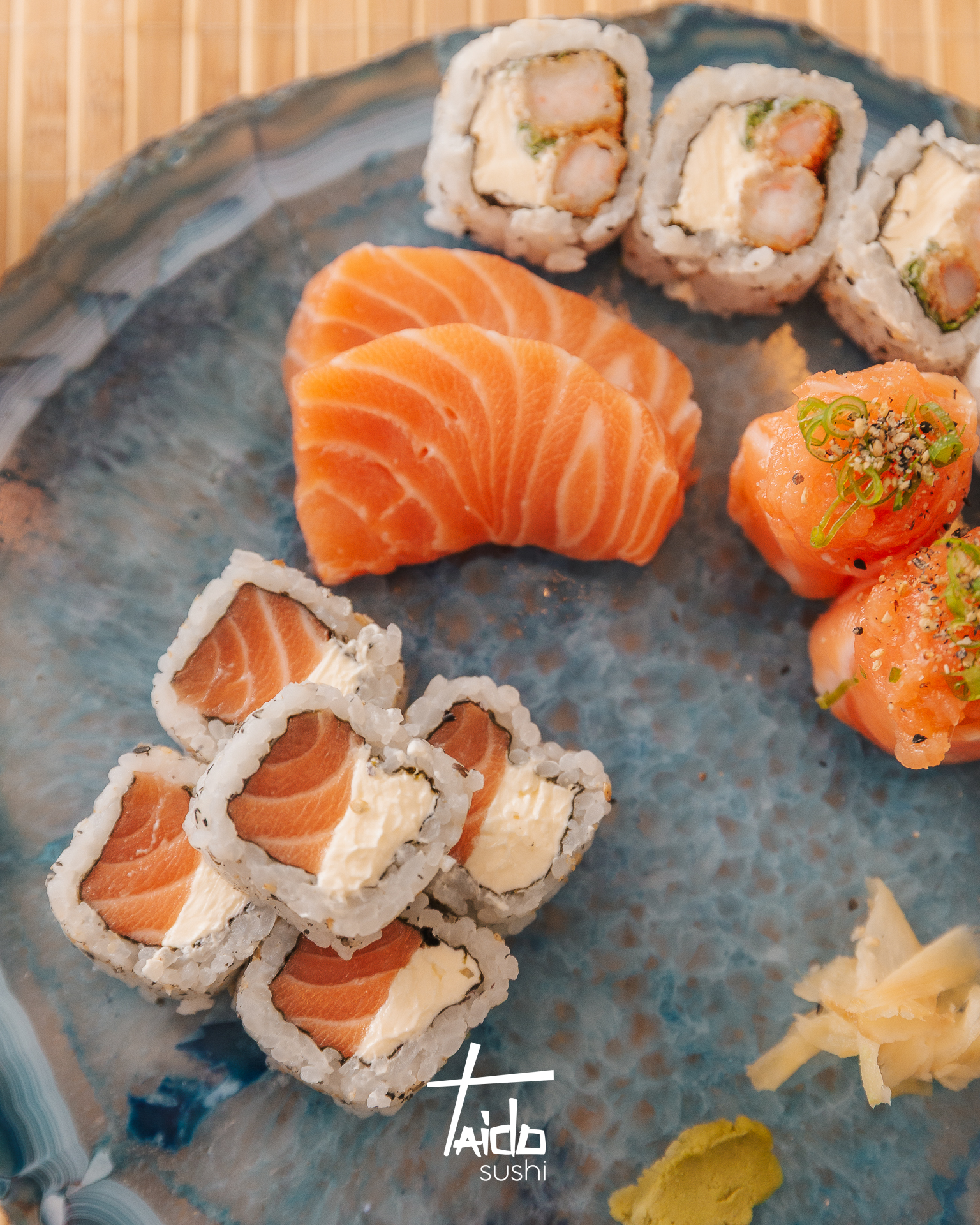 Detalhes de sashimi de salmão e rolls