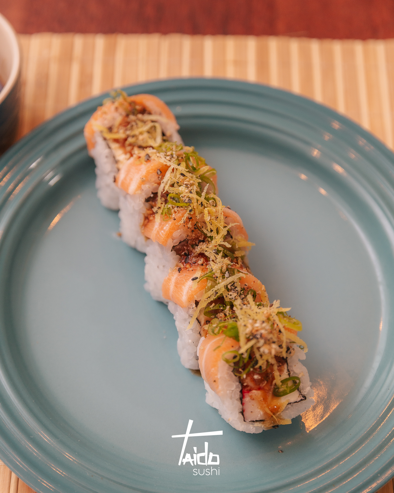 Rolls de salmão em prato azul