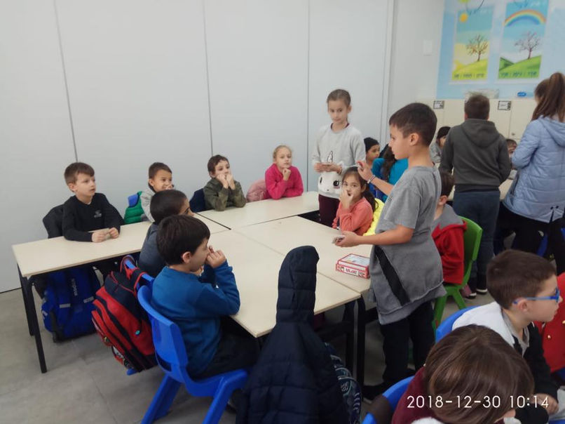 תלמידים בכיתה משחקים משחקים