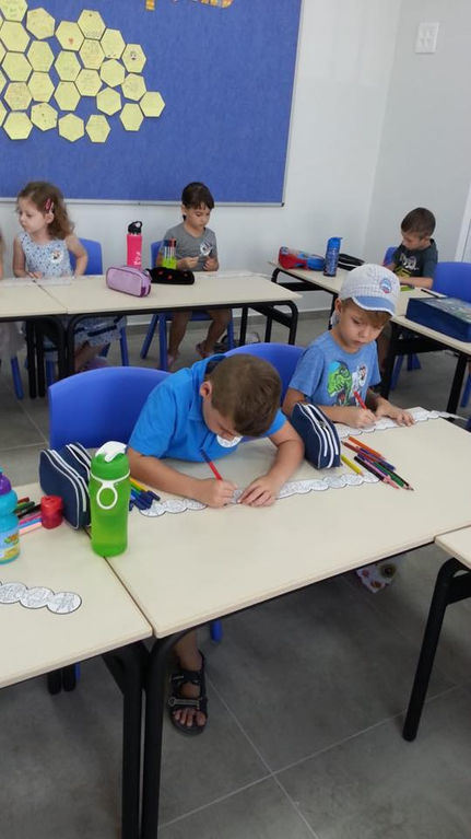 תלמידים בכיתה א' לומדים