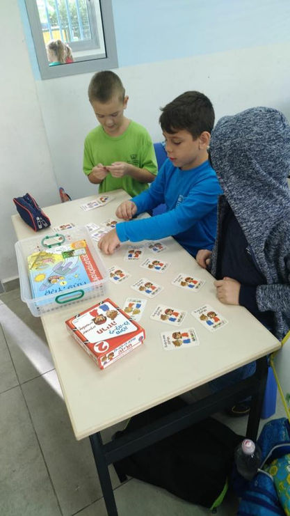 תלמידים משחקים משחק לוח בכיתה