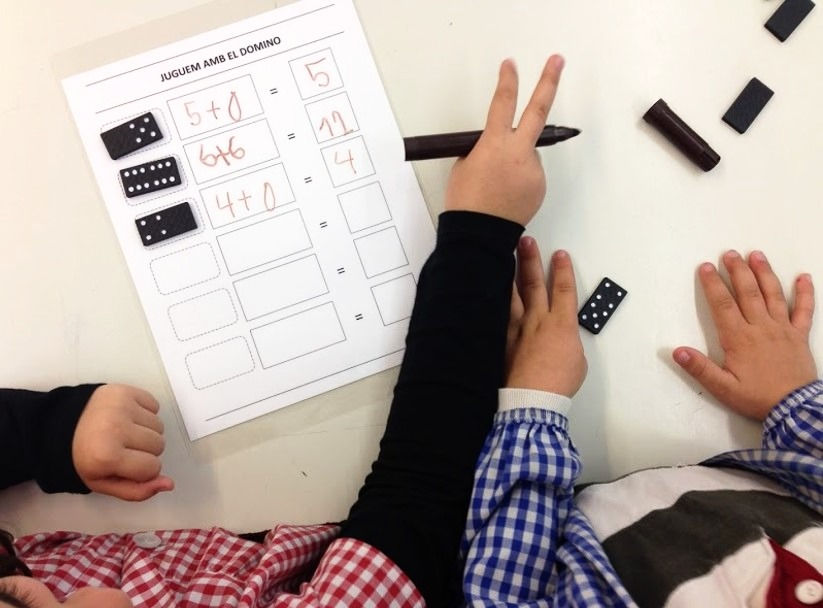 Juguem amb el domino.