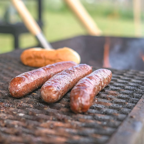 Bisonkorvar som ligger på grillen