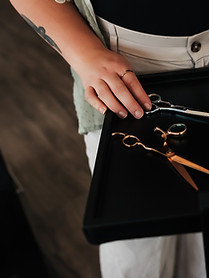 Sara Monserret adjusting her shears before a curly cut