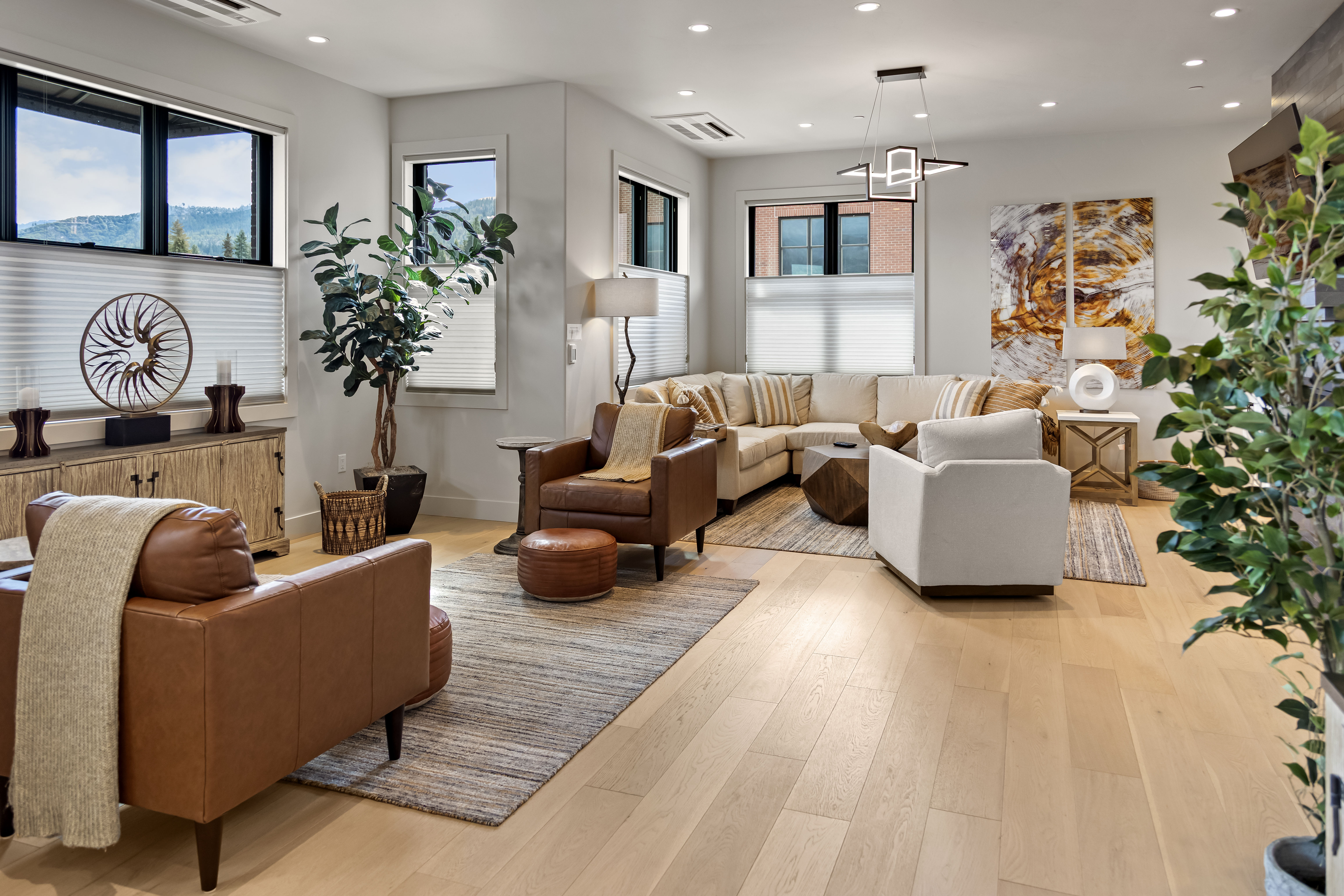 Plaza North Penthouse - (Downtown Ashland, Sleeps 8)