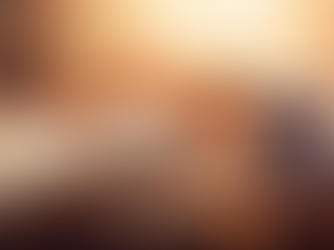 本とコーヒーが並ぶ机に秋の葉が散る静かな情景