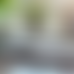 ガラスの地球儀と万年筆が置かれた書類の上のデスク