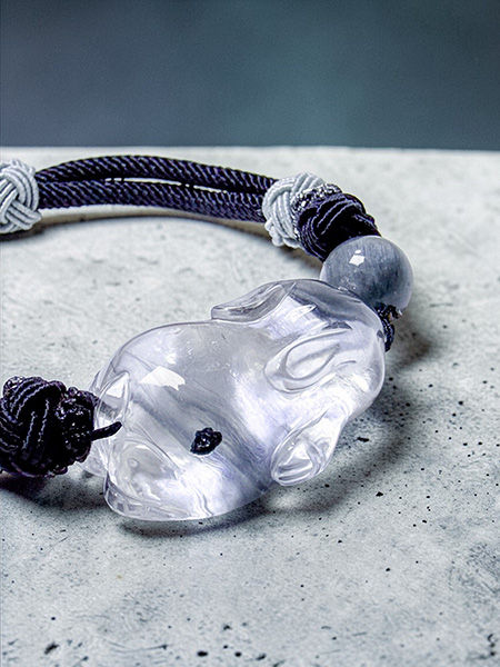 縮圖：彩虹藍兔毛兔仔雕手繩 (配黑色繩）