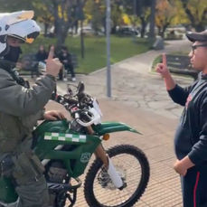 Inclusión y cercanía sin barreras: Carabinero sorprende a estudiante comunicándose en lengua de señas