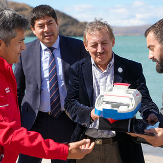 Gobernador regional de Aysén y director general de Obras Públicas dan a conocer nueva barcaza para la región