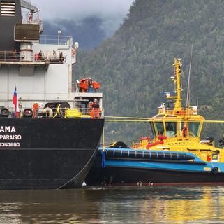 Remolcador eléctrico realiza su primera maniobra en Puerto Chacabuco