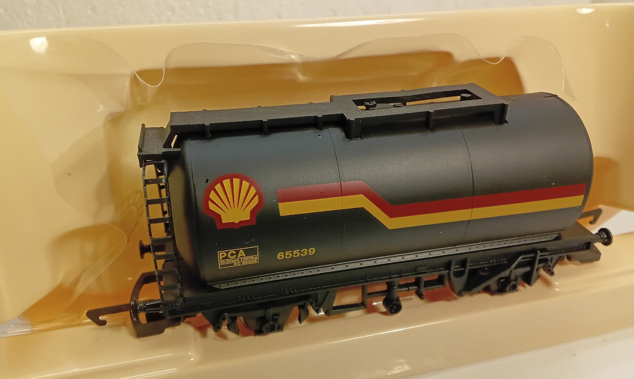 Hornby Railroad R6371 - Shell petrol tank wagon 