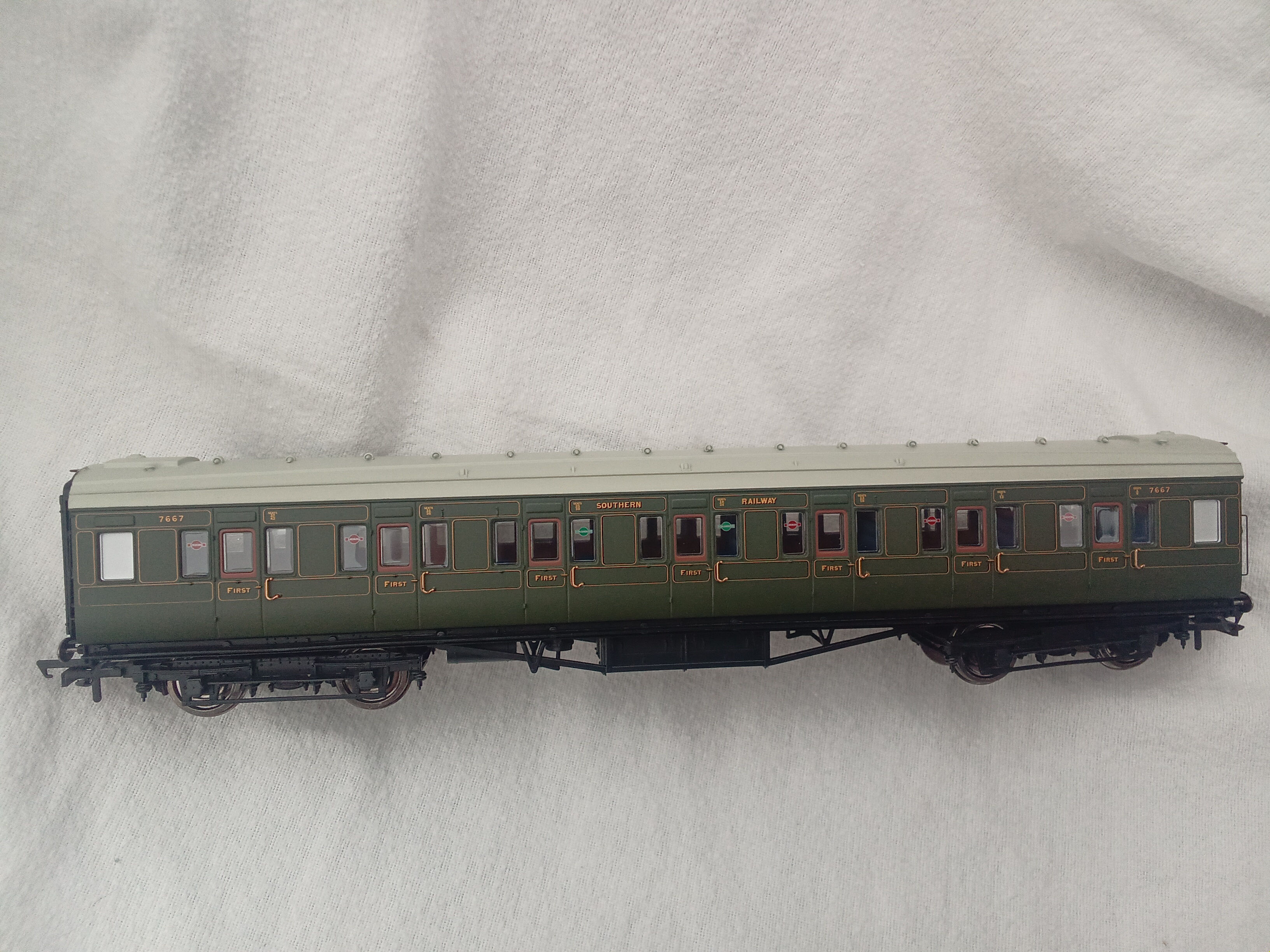 Hornby R 4298G SR Maunsell Corridor 1st Class Coach '7667'