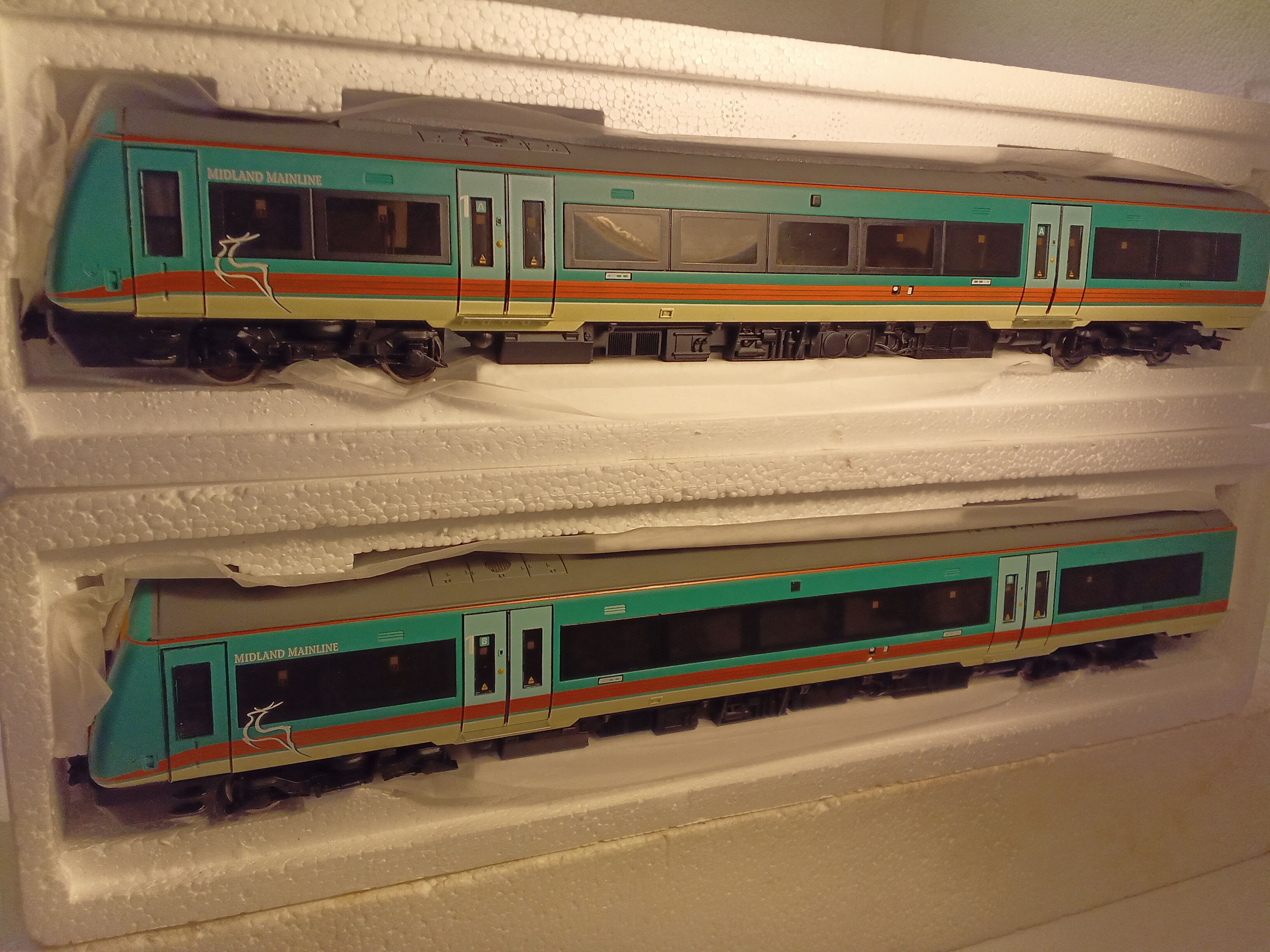 Bachmann 32-450 Class 170 2 car DMU - Midland MainLine Teal/tangerine livery