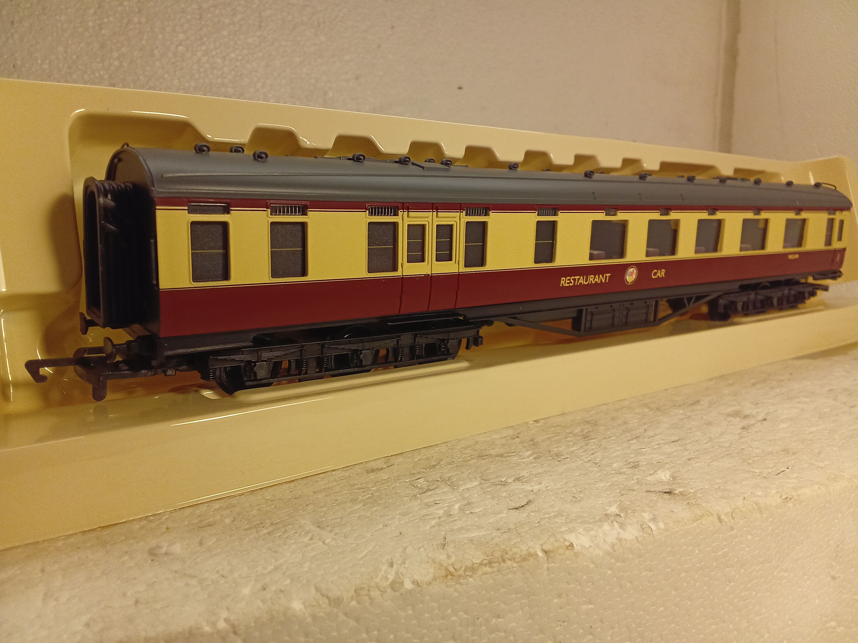 Hornby R 4188 BR 68ft Dining Car 'M234M' - blood custard