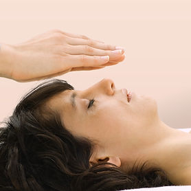 reiki-treatment-on-woman