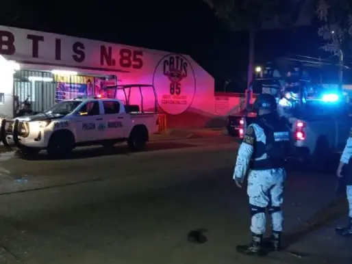 Lanzan explosivos a portón principal de CBTIS en Coatzacoalcos, Veracruz