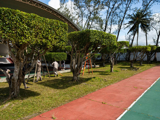 Gobierno de Minatitlán realiza mantenimiento en espacios públicos deportivos.