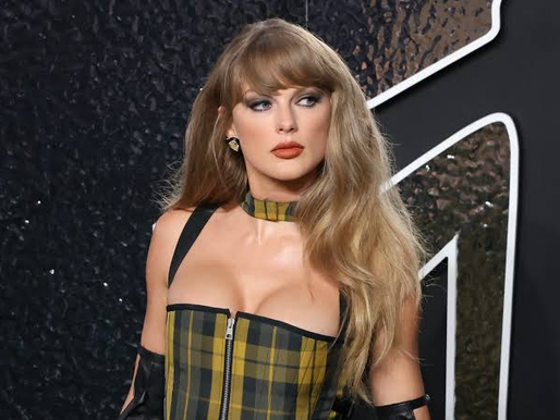 Mayoría de votantes cree que Harris se beneficia de respaldo de Taylor Swift, según sondeo