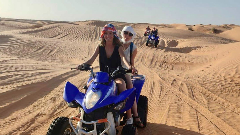 4 femmes en en quad dans le désert tunisien - excursion quad à Ksar Ghilane Tunisie