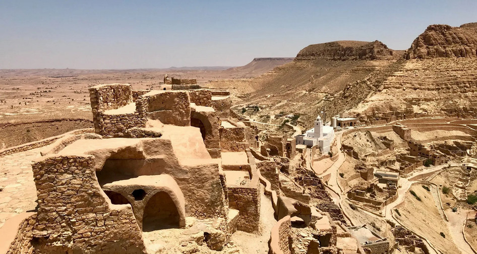Vista panoramica su Chenini e la sua moschea bianca nella regione del Dahar