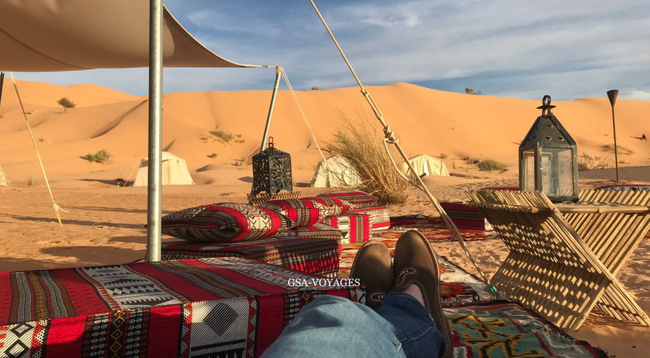 Tunisian desert tour in 4x4 - Moment of relaxation at the Saharan camp in the calm of the Tunisian desert.