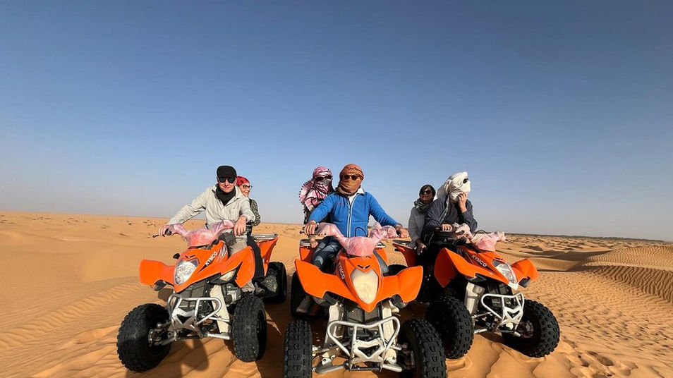 3 personnes sur 3 Quads dans le désert Tunisien - Tunisie