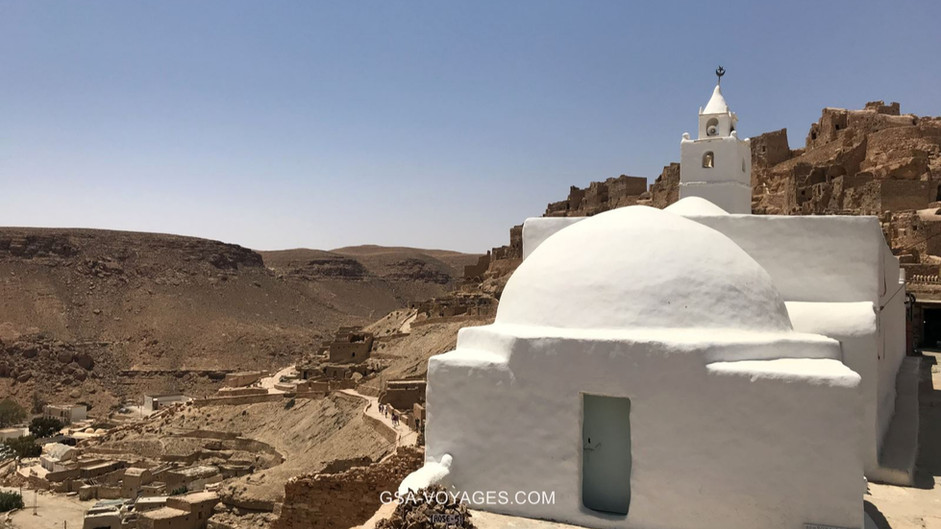 Mosquée blanche de Chenini sur les hauteurs – excursion Tataouine Chenini depuis Djerba