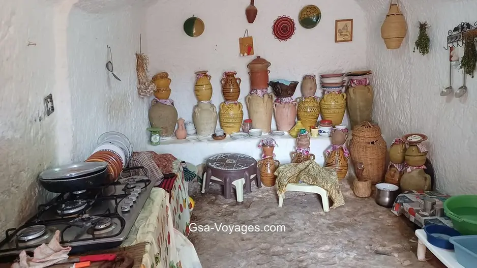 Intérieur d’une maison troglodyte traditionnelle à Matmata – culture berbère au départ de Djerba