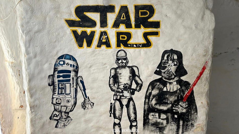 Star Wars Tunisie, excursion depuis Gabès : dessins de R2D2, Stormtrooper et Dark Vador sur le mur de l’hôtel Sidi Idriss.