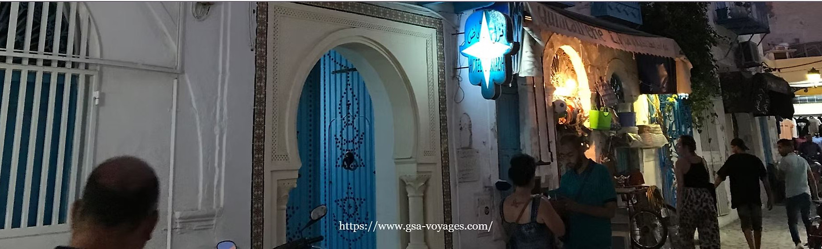 Vue nocturne de Houmt Souk à Djerba, ambiance paisible avec ruelles éclairées et cafés animés – visites et excursions à Djerba