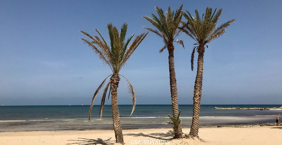 Plage de Sidi Mahrez à Djerba avec sable clair et mer turquoise